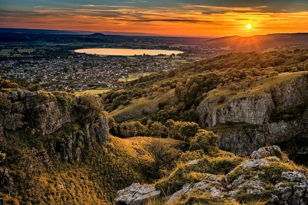 How to find a holiday rental in Norfolk that offers guided tours of historical windmills?