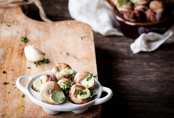 How can tourists participate in immersive cooking classes on traditional British fish and chips?